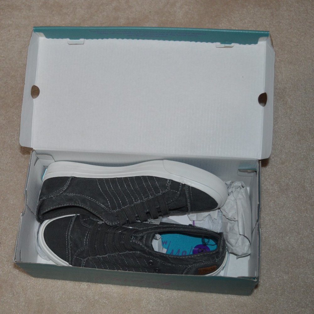 NIB-Blowfish Canvas sneaker-Size 8.5